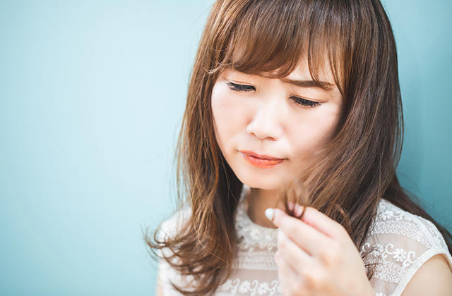 髪を気にする女性