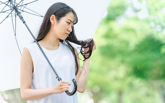 梅雨時に◎木櫛はキューティクル剥がれを防げる！