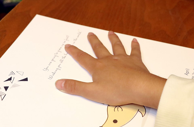 手形の位置を合わせる子ども
