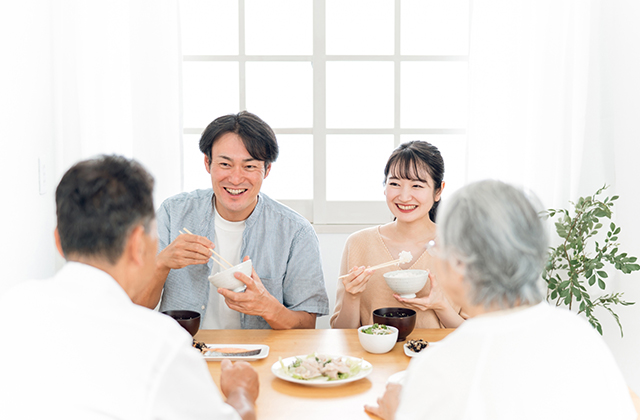 家族の食事風景