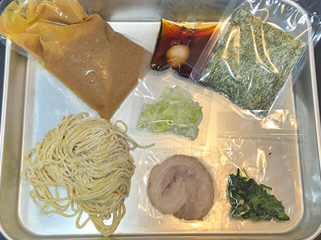 横浜家系ラーメンのセット内容