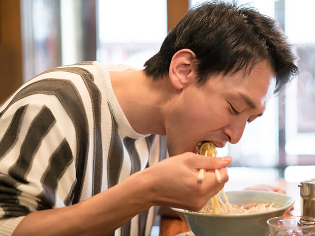 ラーメンをすする人