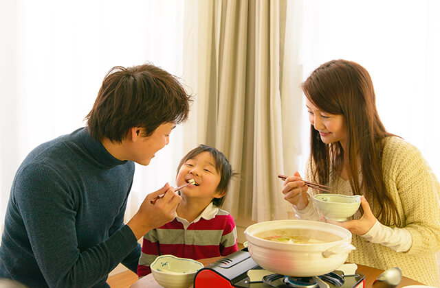 家族で仲良くお鍋を食べる