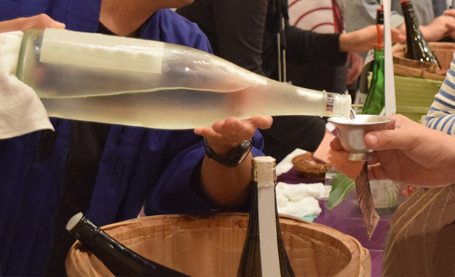 蔵開きで、お酒を注ぐ様子