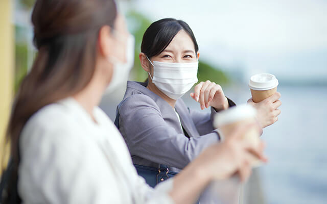 休憩中のマスクをした二人の女性