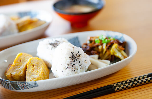おにぎりがのった朝食セット