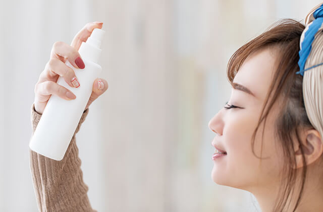 顔に吹きかけるだけ