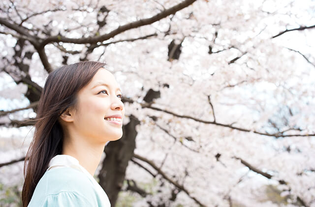 桜を背景にした女性