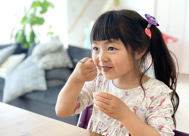アイスを食べる子ども