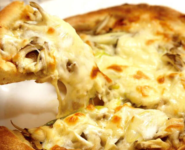 仙台みそピザのチーズがトロリ