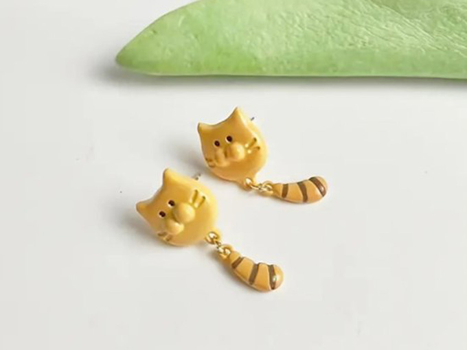 動物好きにおすすめのつぶらな瞳と揺れる尻尾の猫ピアス