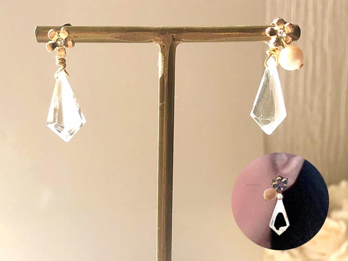 小花のあるクリスタルピアス