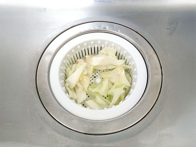回転前のかごの中に生ゴミが散らばった状態