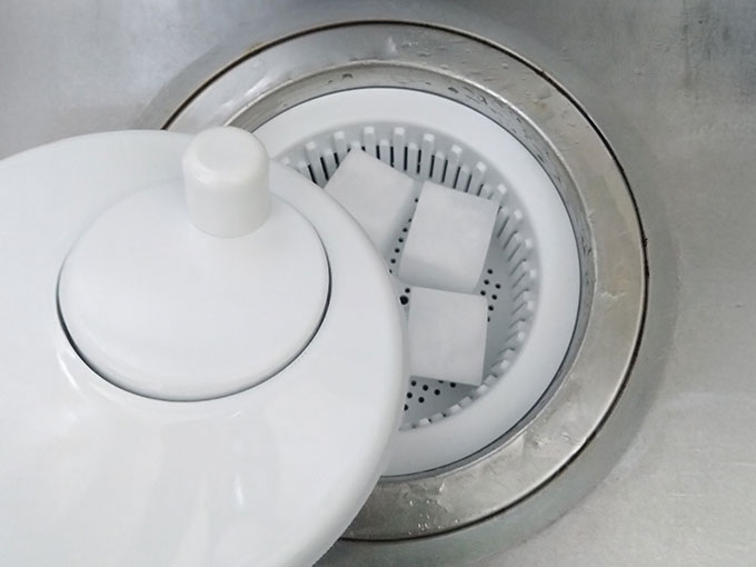 水を含ませたスポンジをいれた器具を回転させる