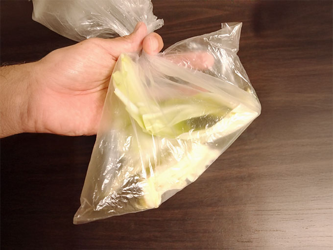 しっかり水が切れているため生ゴミをビニール袋へ投入しても水ダレしない