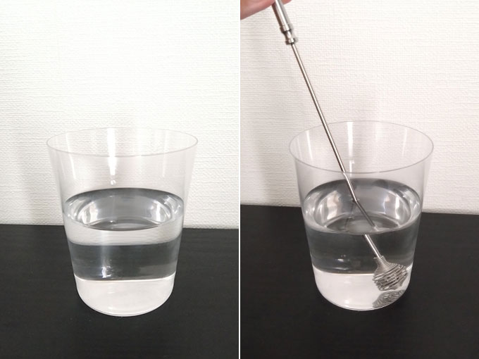 水道水をマドラーでかき混ぜる様子