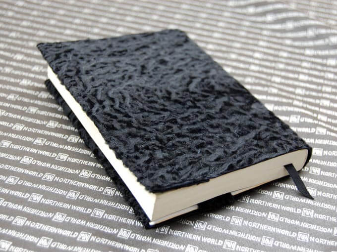 父親の誕生日プレゼントにおすすめのラムの毛のブックカバー