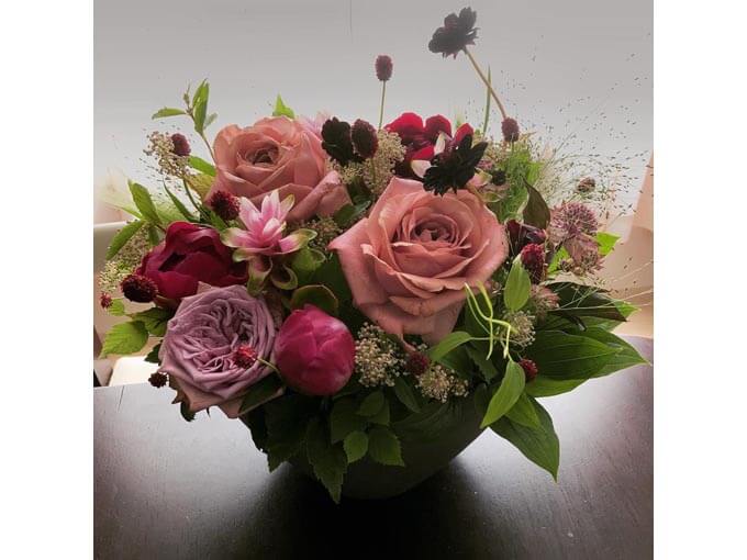 シックな色合いのアレンジメントフラワー