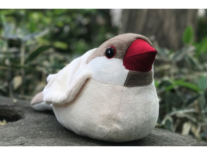 シナモン文鳥をモチーフにした抱き文鳥ぬいぐるみ