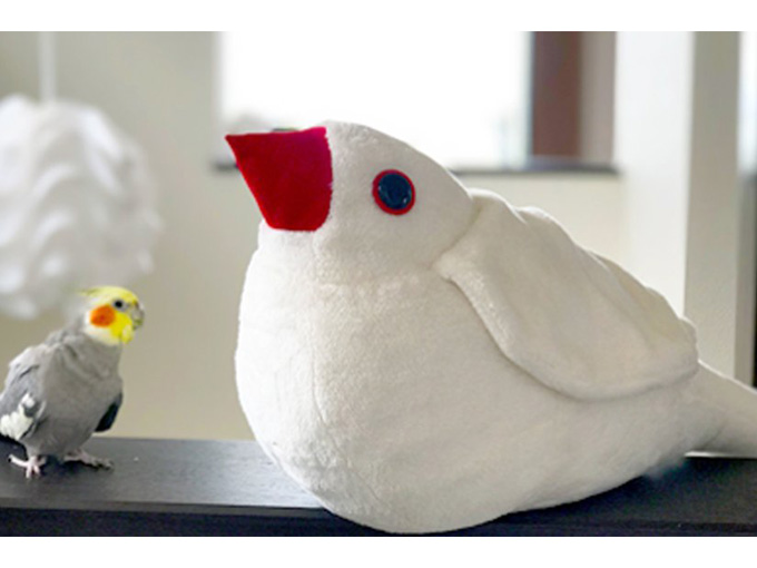 白文鳥をモチーフにしたホワイトタイプの抱き文鳥ぬいぐるみ