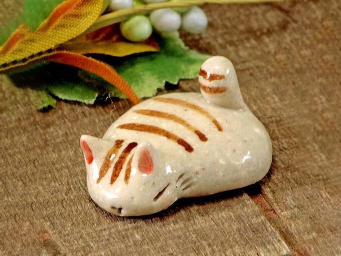 猫好きにはたまらないグッズの平たいトラ猫箸置き