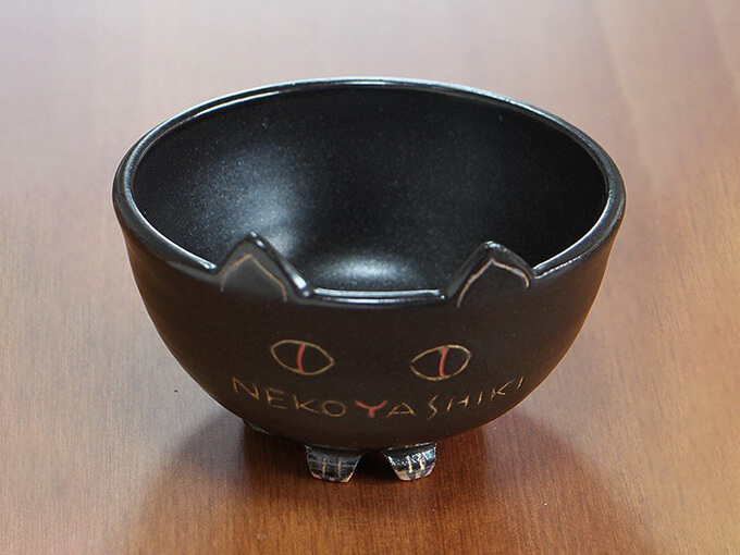 猫好きにはたまらないグッズの猫さんの水飲み茶碗
