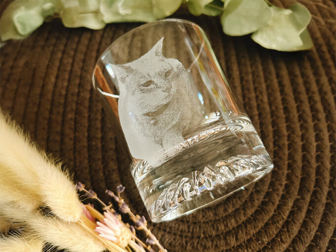 猫好きにはたまらないグッズの愛猫の写真を彫刻できるロックグラス