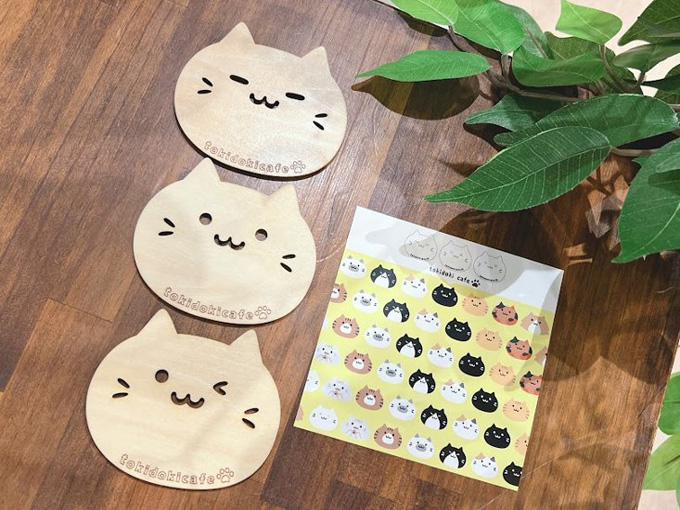 コーヒー好きへのプレゼントにおすすめの猫の顔をモチーフにした木製のコースター