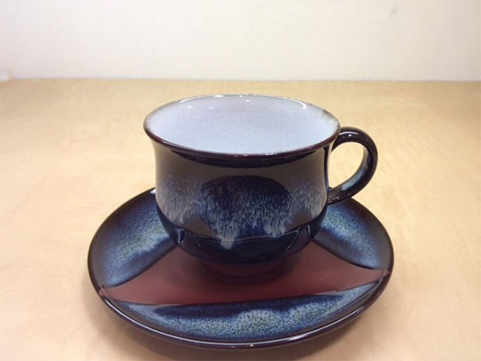 コーヒー好きへのプレゼントにおすすめの深みのある青色の陶器製コーヒーカップ