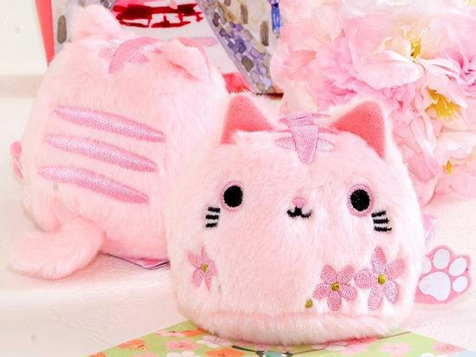 桜色の猫のぬいぐるみ