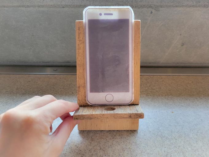 ハンドメイド初心者でも売れやすい木工作品のスマホスタンド
