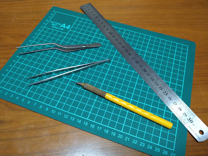 鉛筆や定規などの工作ツールの写真