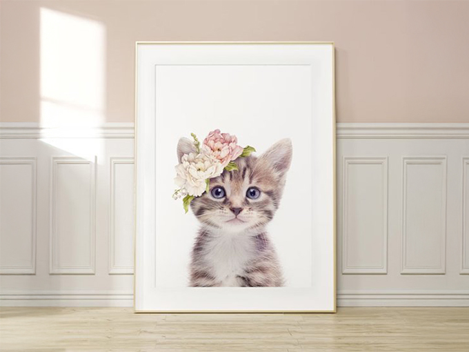 おしゃれなインテリアでおすすめの花の冠をつけた猫をモチーフにしたキャンバスアート
