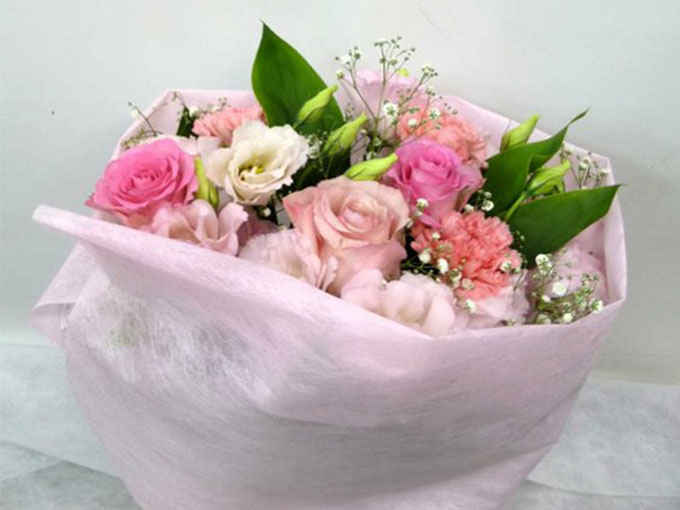 彼女への初めての誕生日プレゼントにおすすめのイメージに合わせて仕上げてもらえるおまかせ花束