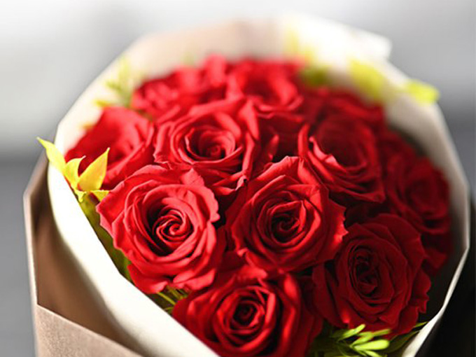 プリザーブドフラワー　12本の赤バラの花束