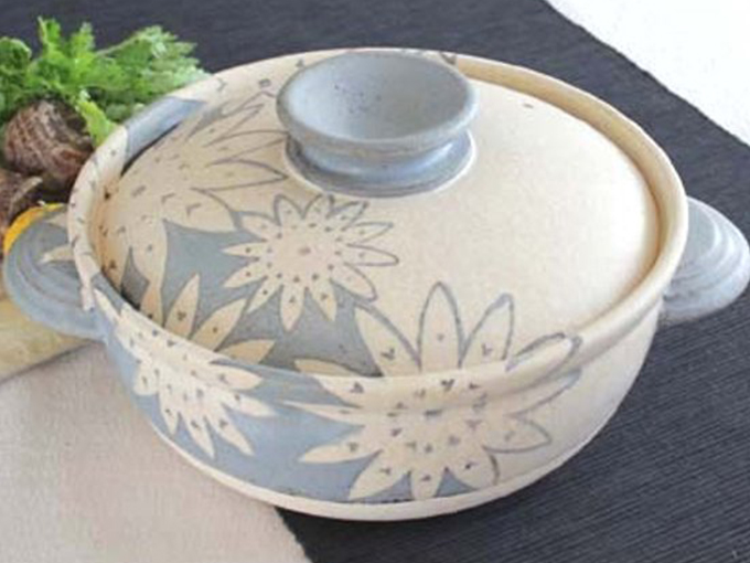 鍋に描かれた花模様が特徴的な土鍋