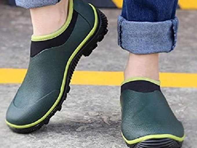 足首にしっかりフィットするショートタイプのレインブーツ