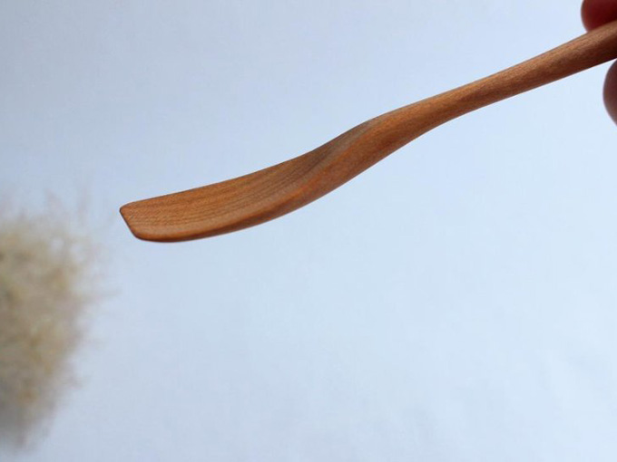平べったい作りの先端になっているので食器の底まで綺麗にすくえる