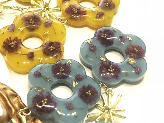 ドライフラワーと金箔があしらわれたピアス(イヤリング)