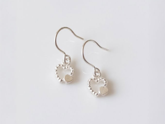 ハートが2個重なったデザインのかわいらしいピアス