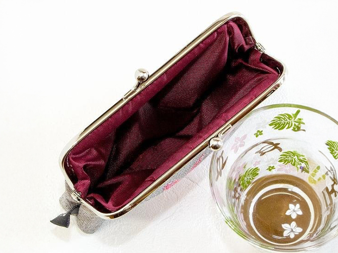 がま口を開くと内側はシックな赤色の生地