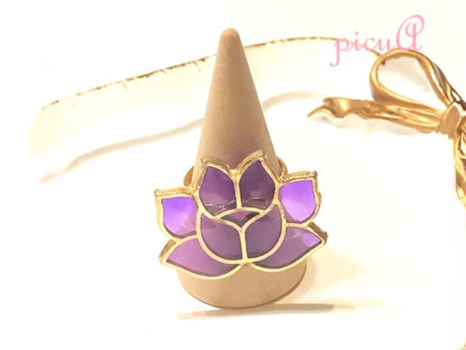 蓮の花が大きくあしらわれたリング