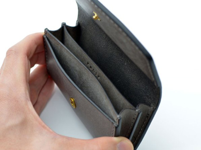 内側に仕切りのついたWマチの名刺入れ