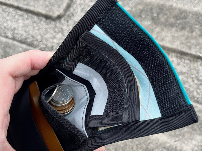 内側に仕切りのついたWマチの名刺入れ