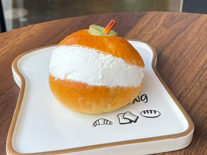 パンのあいだにたっぷりサワークリームの入ったりんごぱん