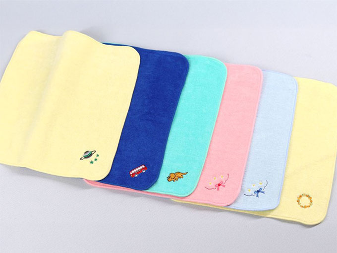 鮮やかなカラーとワンポイントの刺繍がかわいい今治製綿100%タオルハンカチ