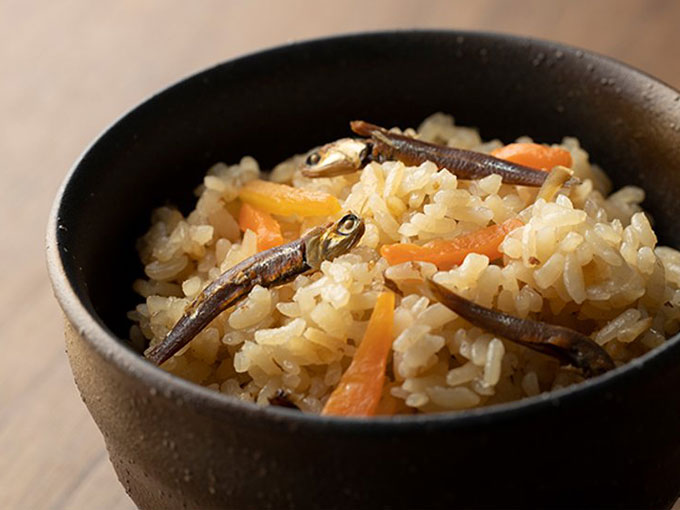 小豆島の醤油ベースに味つけされた具だくさんな炊き込みご飯の素
