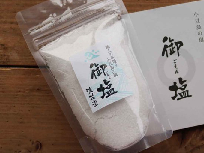 小豆島の海水を使用し職人の手で時間をかけて作り出された塩