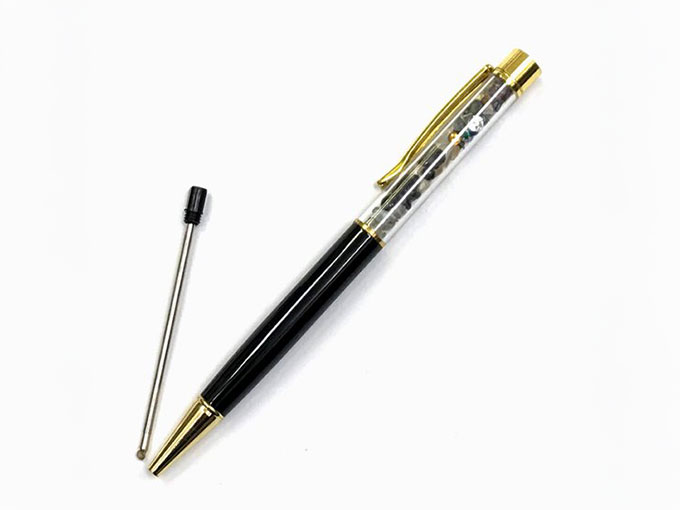 柄の部分に細かい石が詰まったボールペン