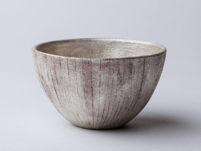 かすれたような銀の色合いの趣ある茶碗